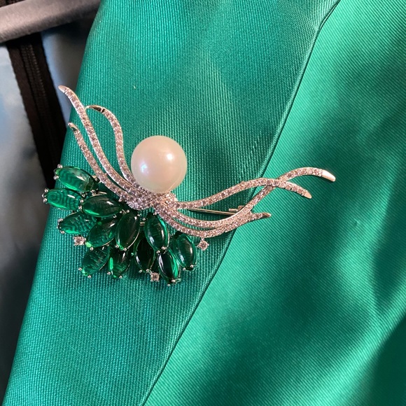 Brooch - Picture 1 of 3